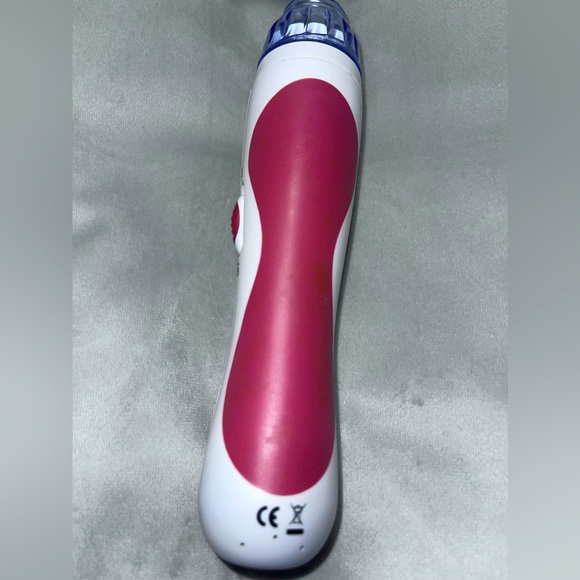 PMD Classic Personal
Microderm Exfoliation Device in hot Pink - Picture 4 of 16